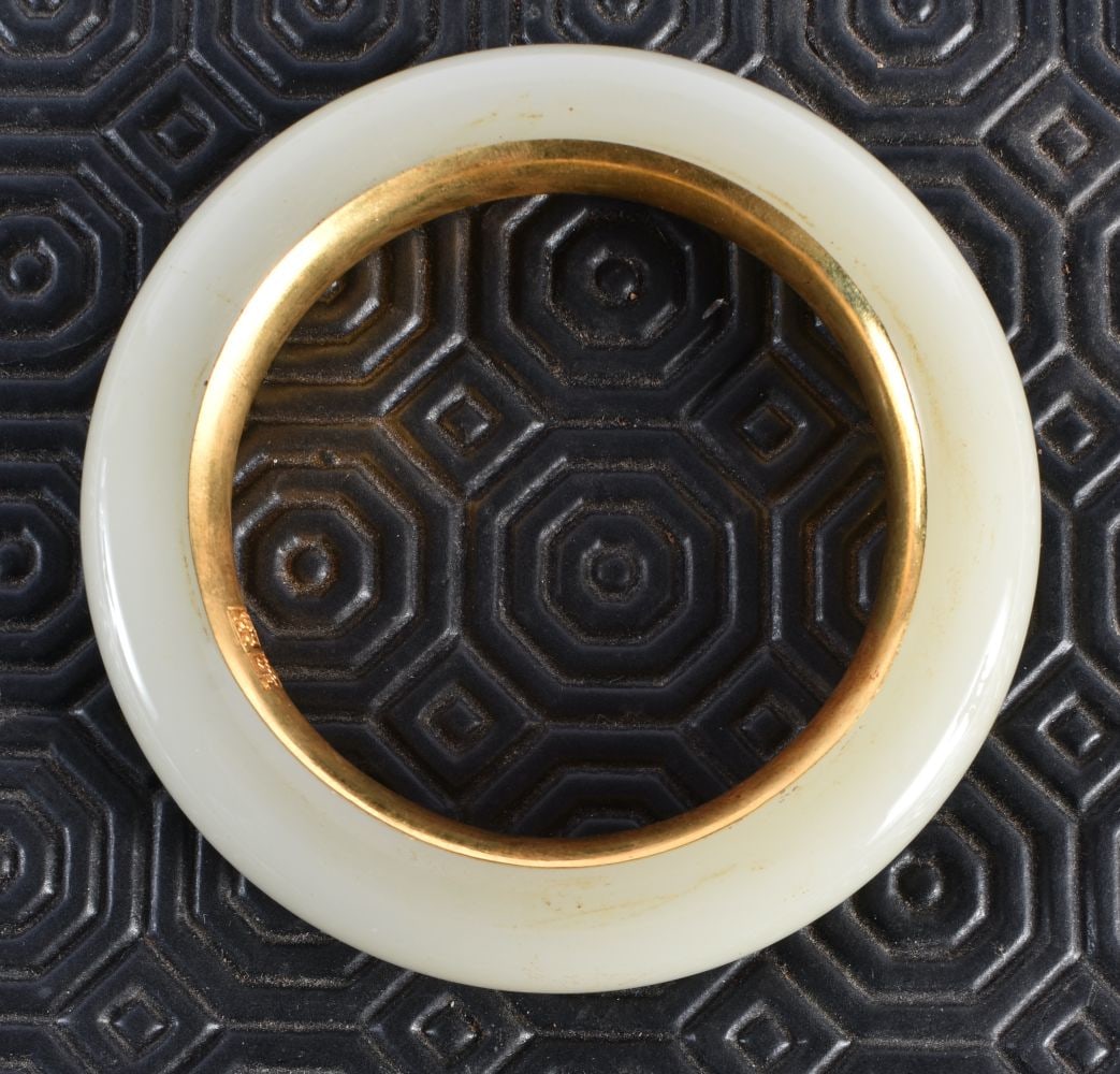 A CHINESE JADE BANGLE. 90.1 grams. 5.75 cm internal width. (1 of 4)