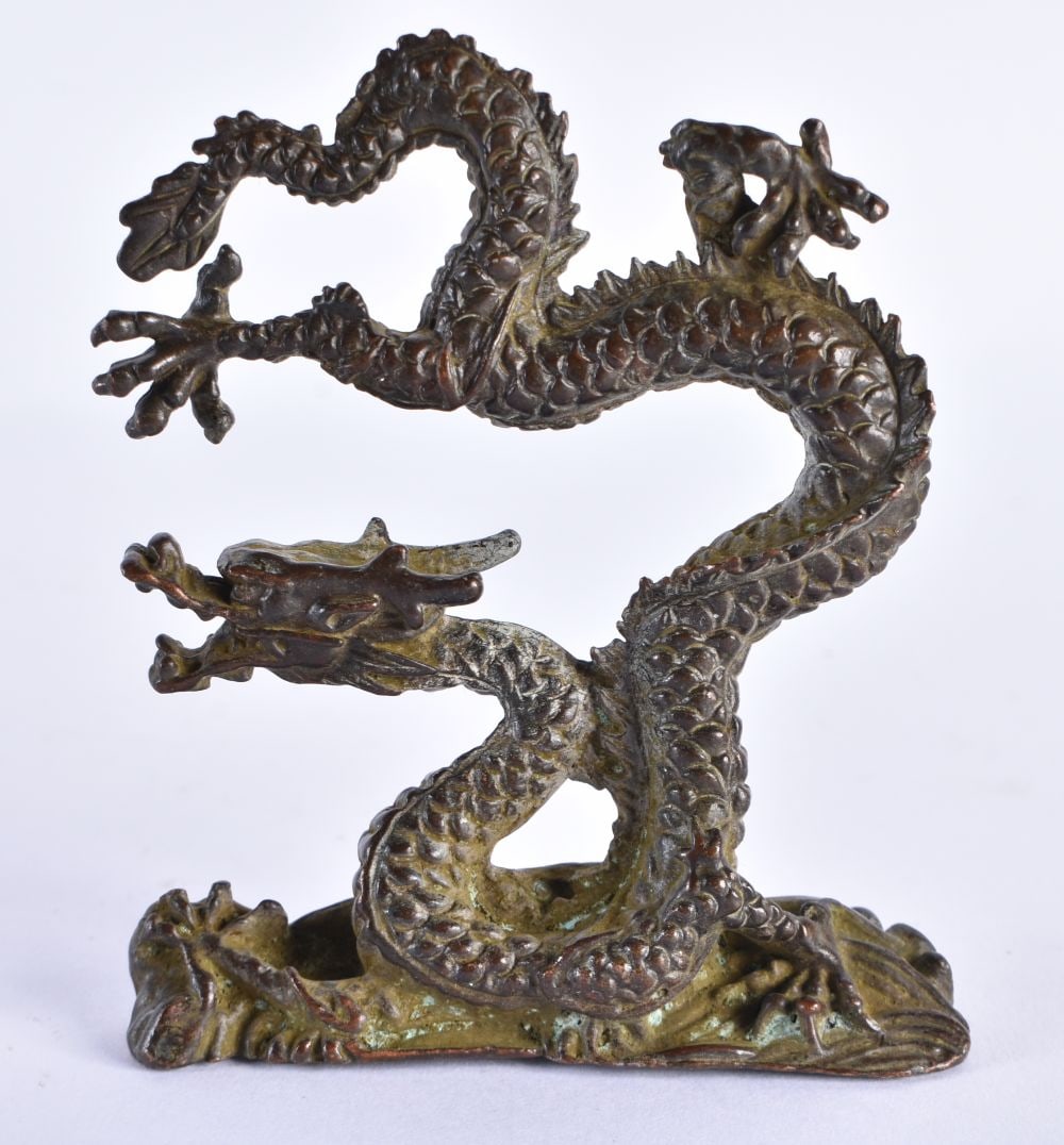 A JAPANESE BRONZE DRAGON. 145 grams. 8 cm x 6.5 cm.: A JAPANESE BRONZE DRAGON. 145 grams. 8 cm x 6.5 cm.