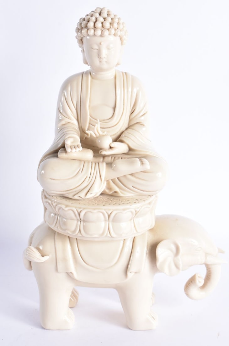 A CHINESE BLANC DE CHINE PORCELAIN FIGURE OF A BUDDHA. 27 cm x 17 cm.: A CHINESE BLANC DE CHINE PORCELAIN FIGURE OF A BUDDHA. 27 cm x 17 cm.