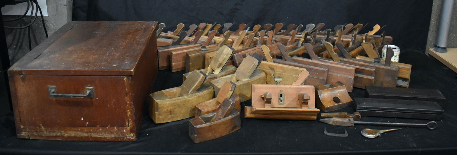 A large collection of vintage /antique wooden planes and accessories some with makers stamps G M Bot: A large collection of vintage /antique wooden planes and accessories some with makers stamps G M Botting,Invicta, GH Leach (50)