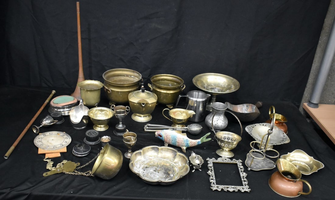 A collection of brass,copper and plated items contained in a wooden tool box (Qty): A collection of brass,copper and plated items contained in a wooden tool box (Qty)