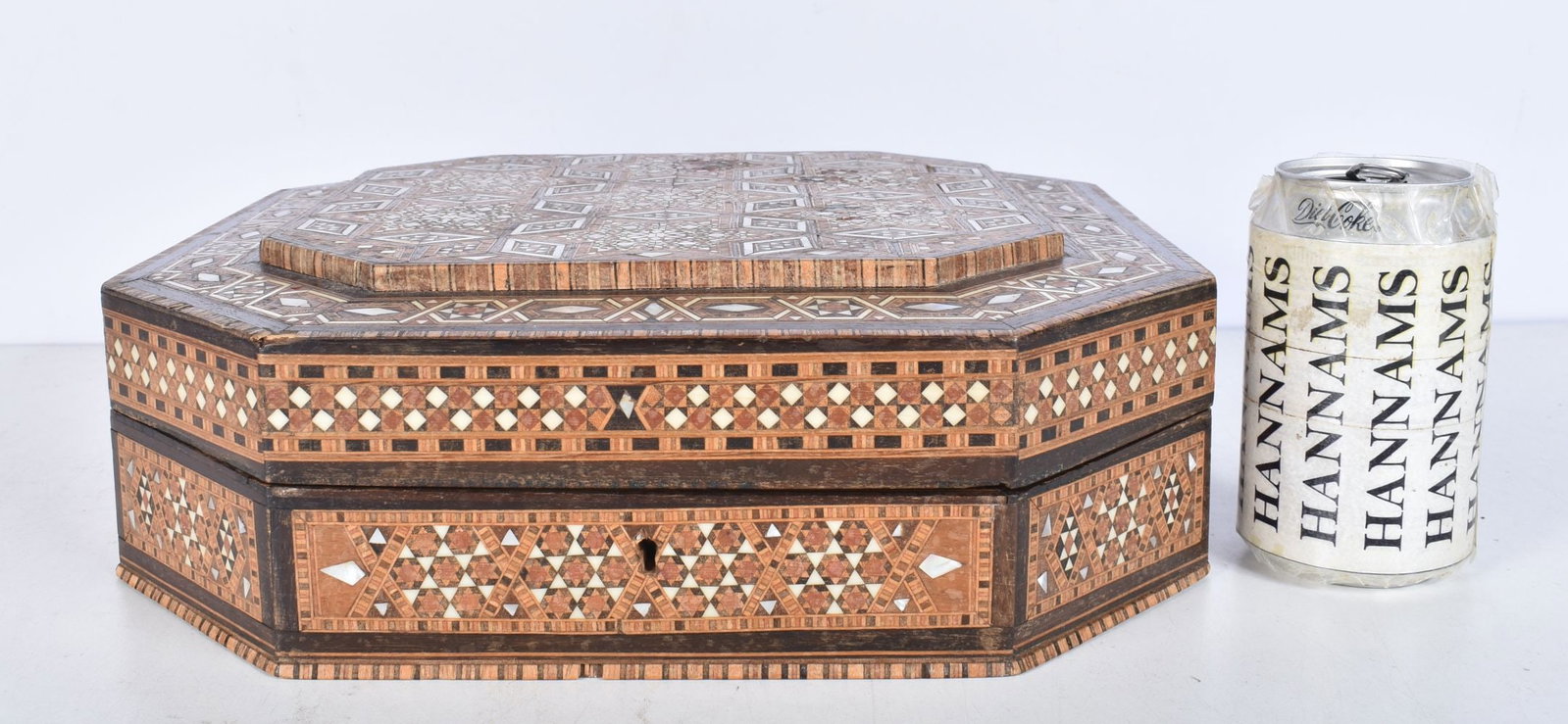 A central Asian octagonal mother of pearl marquetry box 9 x 32 x 32 cm: A central Asian octagonal mother of pearl marquetry box 9 x 32 x 32 cm