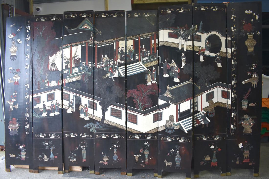 A VERY LARGE 19TH CENTURY CHINESE LACQUERED COUNTRY HOUSE SCREEN decorated with figures. 214 cm x 32 (1 of 18)
