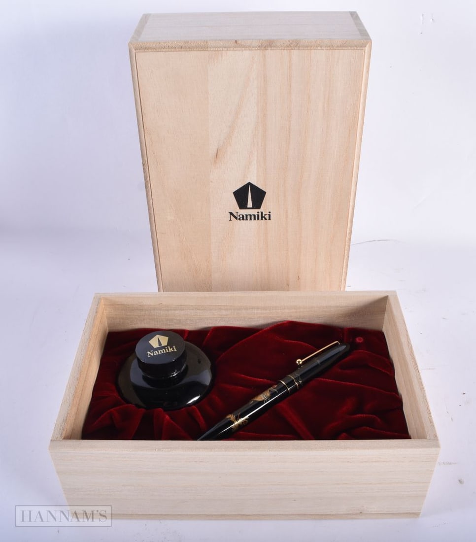 A FINE 14CT GOLD NAMIKI LACQUER FOUNTAIN PEN contained within original box. (2): A FINE 14CT GOLD NAMIKI LACQUER FOUNTAIN PEN contained within original box. (2)