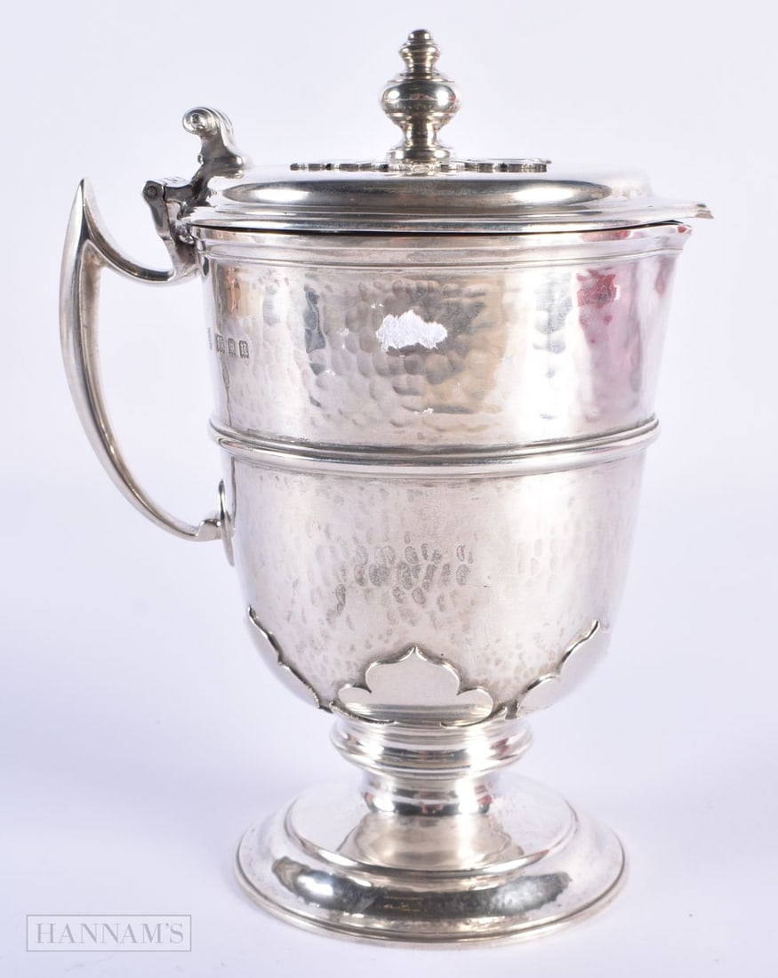 A LOVELY ART DECO SILVER AND ENAMEL CUP AND COVER by Charles Stuart Harris. London 1928. 443 grams.: A LOVELY ART DECO SILVER AND ENAMEL CUP AND COVER by Charles Stuart Harris. London 1928. 443 grams. 15.5 cm x 11.75 cm.