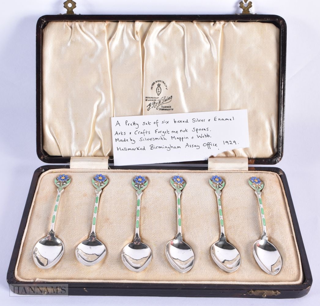 A LOVELY SET OF ART DECO SILVER AND ENAMEL SPOONS by Mappin & webb. Birmingham 1929. 53 grams. 9 cm: A LOVELY SET OF ART DECO SILVER AND ENAMEL SPOONS by Mappin & webb. Birmingham 1929. 53 grams. 9 cm long. (6)