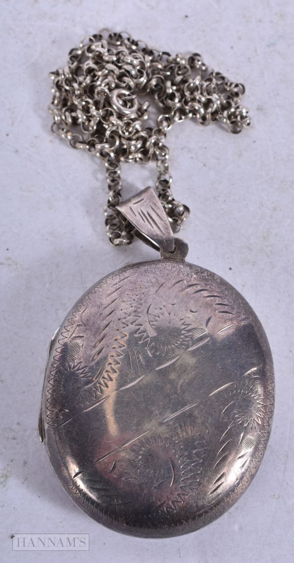 A Silver Locket and Chain. Stamped 925. Pendant 6.3cm x 4 cm, Chain 60cm long. Weight 24.5g: A Silver Locket and Chain. Stamped 925. Pendant 6.3cm x 4 cm, Chain 60cm long. Weight 24.5g