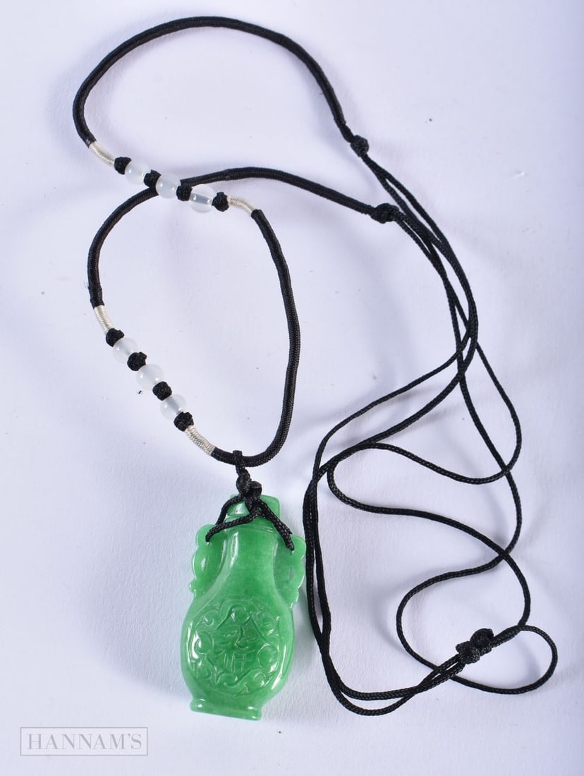A CHINESE JADEITE VASE NECKLACE. 23.4 grams. 67 cm long, pendant 4.25 cm x 2.25 cm.: A CHINESE JADEITE VASE NECKLACE. 23.4 grams. 67 cm long, pendant 4.25 cm x 2.25 cm.