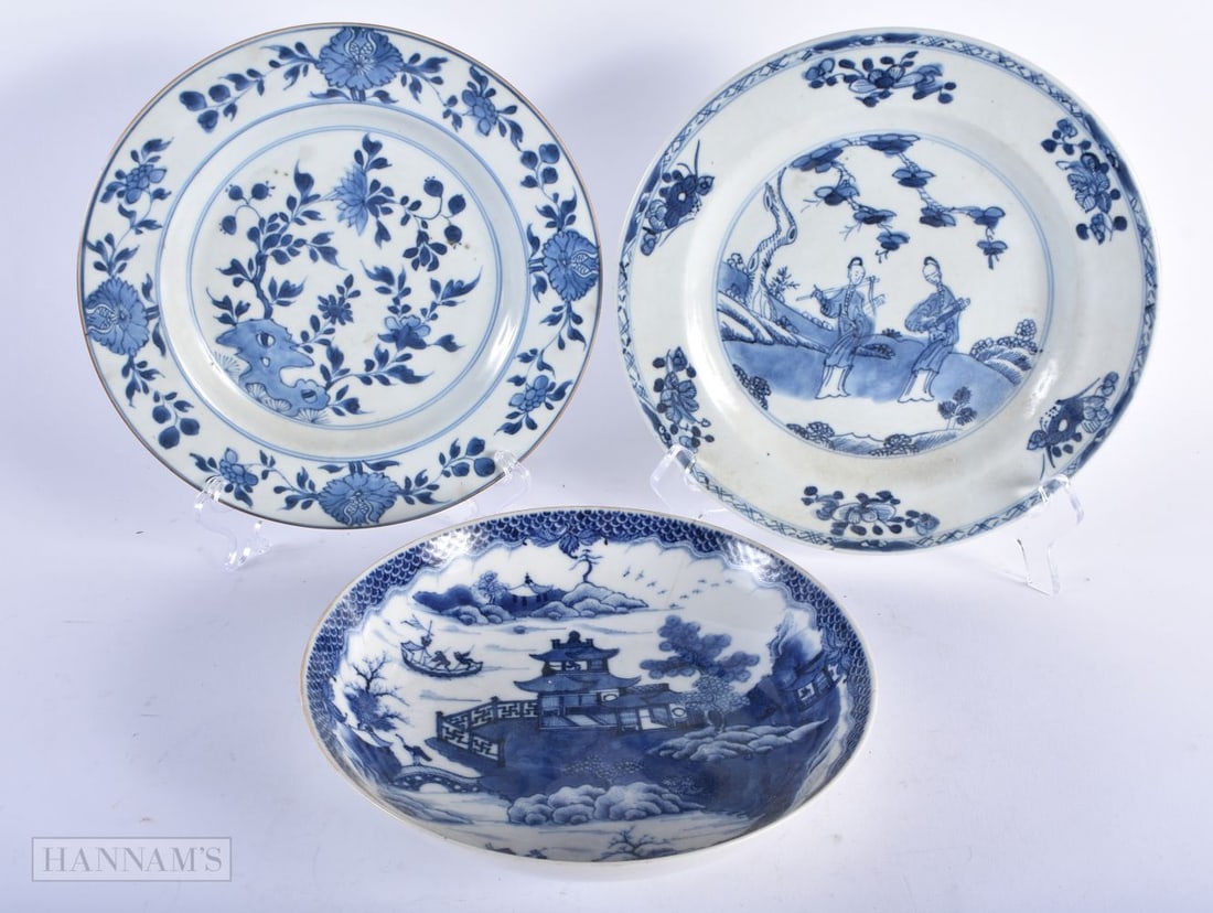 TWO 17TH/18TH CENTURY CHINESE BLUE AND WHITE PLATES Kangxi to Yongzheng, together with a Qianlong di (1 of 6)