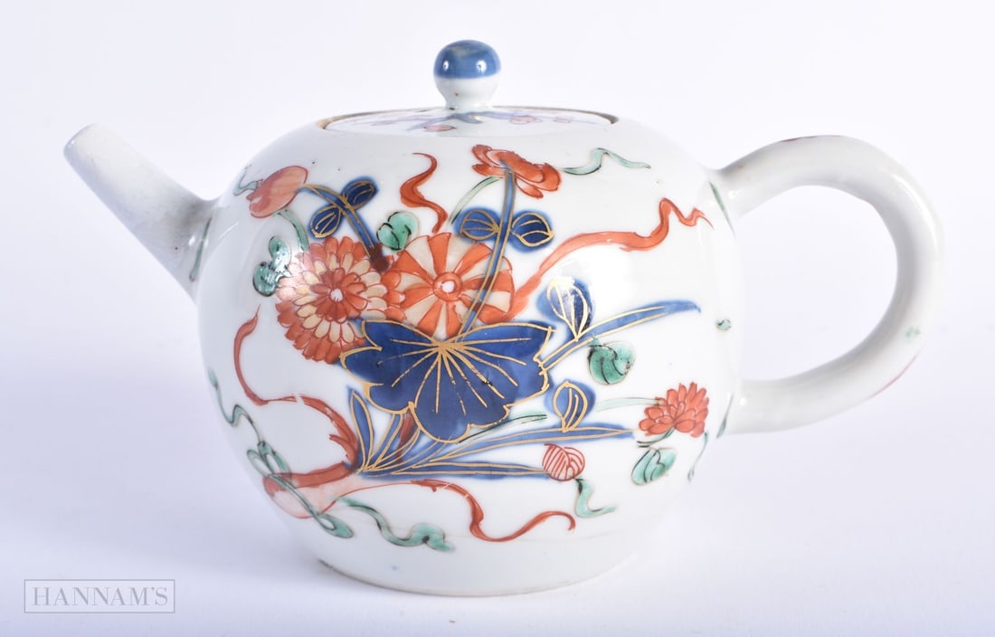 A 17TH CENTURY CHINESE IMARI PORCELAIN TEAPOT AND COVER Kangxi. 16.5 cm wide. (1 of 6)