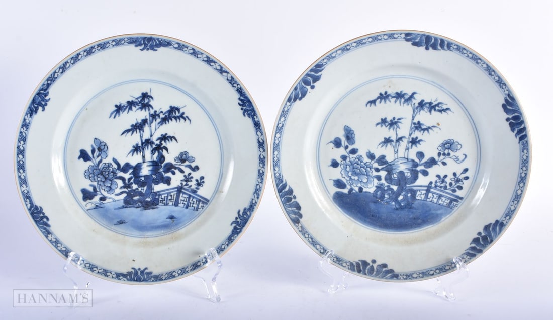 A PAIR OF 18TH CENTURY CHINESE EXPORT BLUE AND WHITE PORCELAIN PLATES Qianlong. 24 cm diameter. (1 of 5)