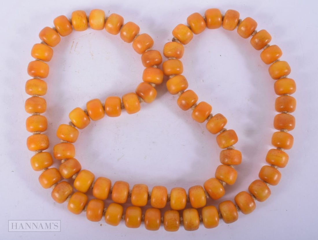 AN AMBER TYPE NECKLACE. 111 grams. 72 cm long. (1 of 3)