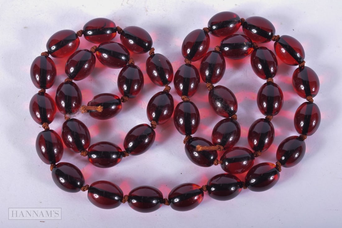 AN AMBER TYPE NECKLACE. 75 grams. 78 cm long. (1 of 3)