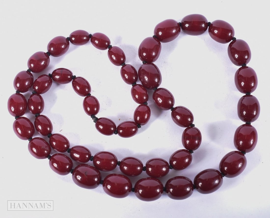 AN AMBER TYPE NECKLACE. 102 grams. 84 cm long. (1 of 3)