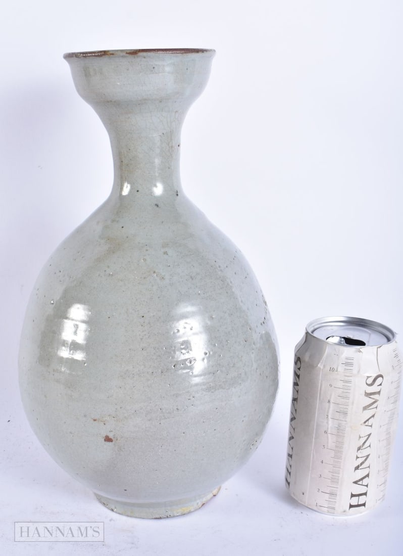 A LARGE 18TH/19TH CENTURY KOREAN JOSEON DYNASTY VASE. 27cm high. (1 of 4)