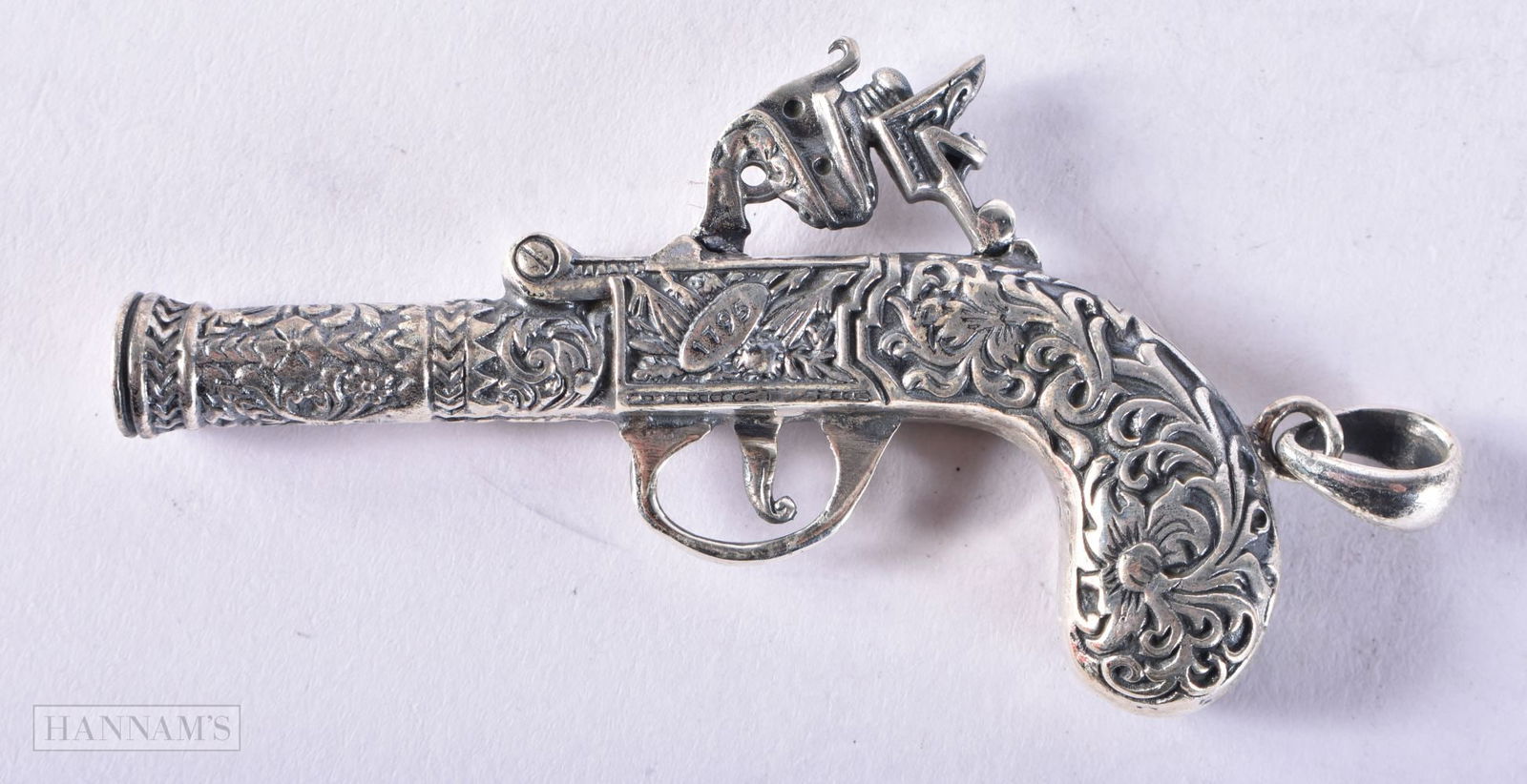 A SILVER GUN. 21.3 grams. 6.5 cm x 3.75 cm.: A SILVER GUN. 21.3 grams. 6.5 cm x 3.75 cm.