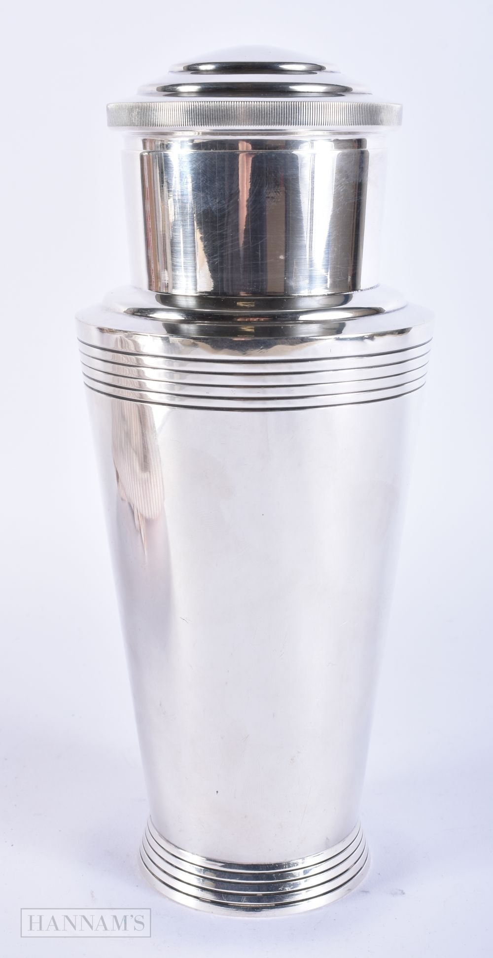 A FINE ART DECO MAPPIN AND WEBB SILVER PLATED COCKTAIL SHAKER designed by Keith Murray. 23 cm high.: A FINE ART DECO MAPPIN AND WEBB SILVER PLATED COCKTAIL SHAKER designed by Keith Murray. 23 cm high.