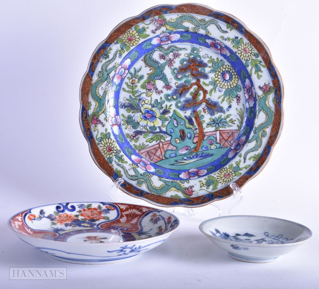AN 18TH CENTURY CHINESE EXPORT CLOBBERED PORCELAIN PLATE Qing, together with an Edo Period imari pla: AN 18TH CENTURY CHINESE EXPORT CLOBBERED PORCELAIN PLATE Qing, together with an Edo Period imari plate & a shipwreck saucer. Largest 22 cm wide. (3)