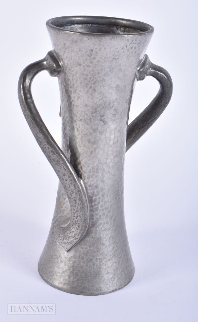 AN ART NOUVEAU TUDRIC PEWTER VASE. 18.5 cm high.: AN ART NOUVEAU TUDRIC PEWTER VASE. 18.5 cm high.