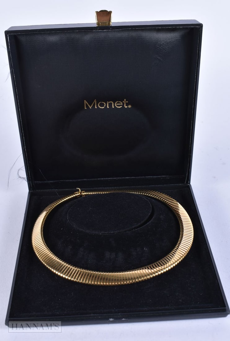 A YELLOW METAL MONET NECKLACE. 59 grams. 46 cm long.: A YELLOW METAL MONET NECKLACE. 59 grams. 46 cm long.