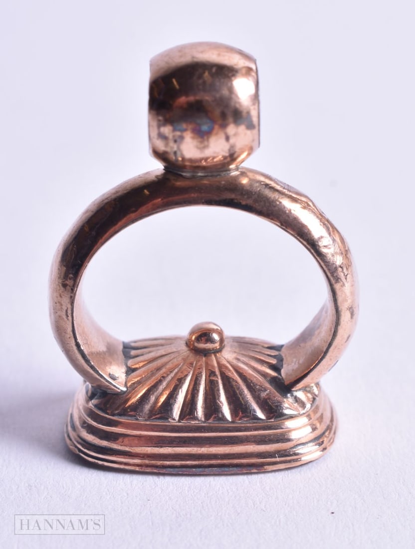 AN ANTIQUE YELLOW METAL AND AGATE SEAL. 9.3 grams. 3.25cm x 2.5 cm.: AN ANTIQUE YELLOW METAL AND AGATE SEAL. 9.3 grams. 3.25cm x 2.5 cm.