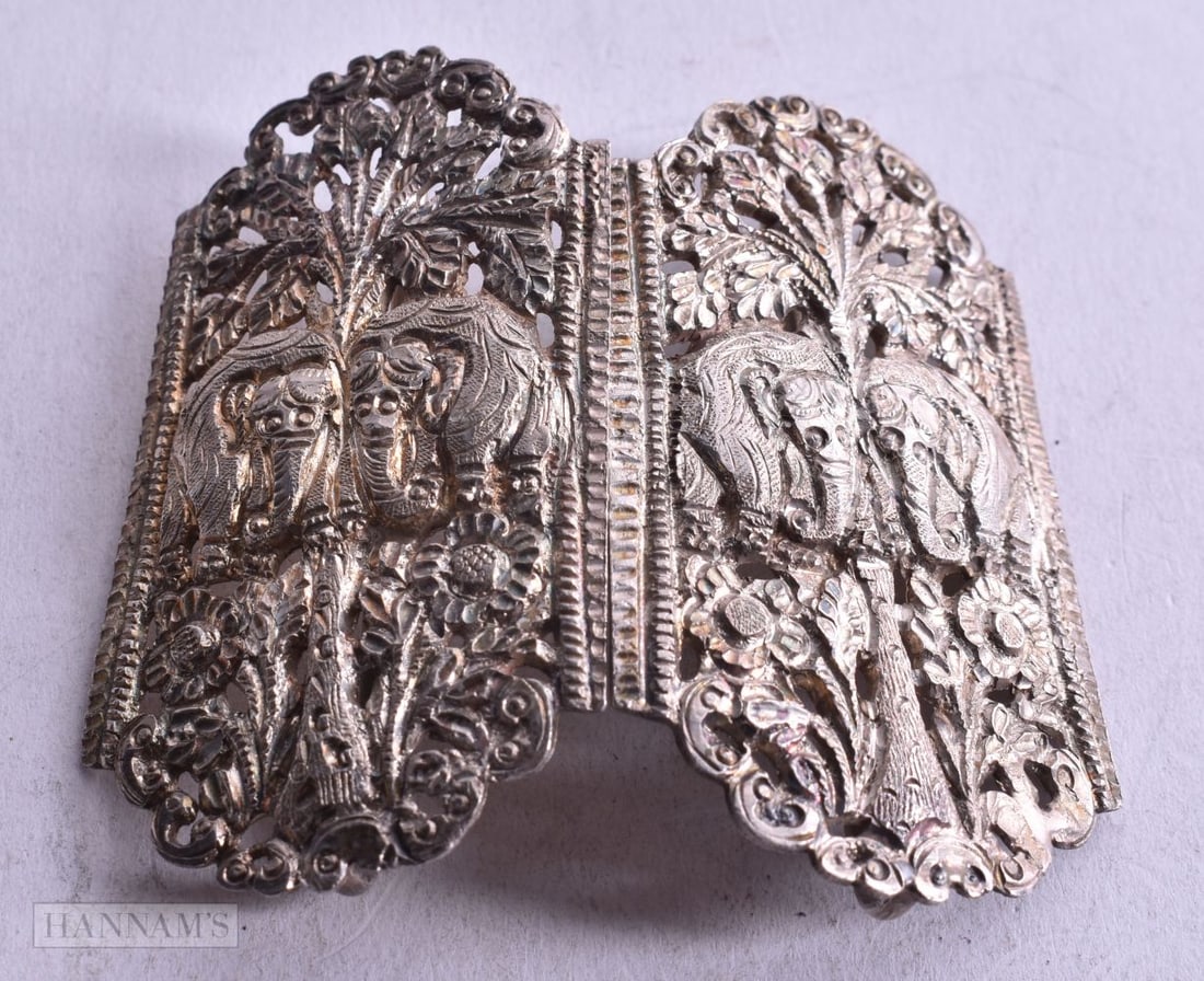 .950 silver ladies ornate belt buckle 62g. 7.5 cm x 6.75 cm.: .950 silver ladies ornate belt buckle 62g. 7.5 cm x 6.75 cm.