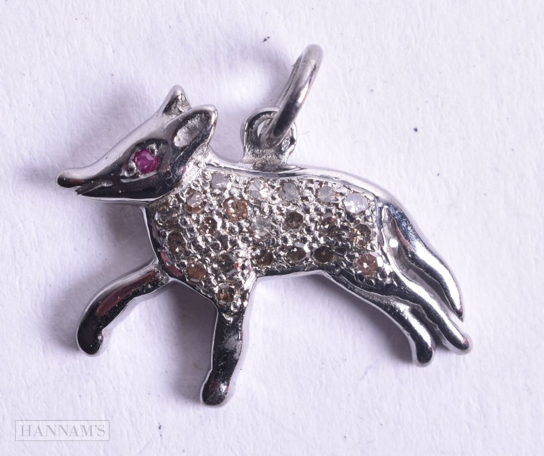 A DIAMOND FOX PENDANT. 2.2 grams. 2 cm x 1.5 cm.: A DIAMOND FOX PENDANT. 2.2 grams. 2 cm x 1.5 cm.