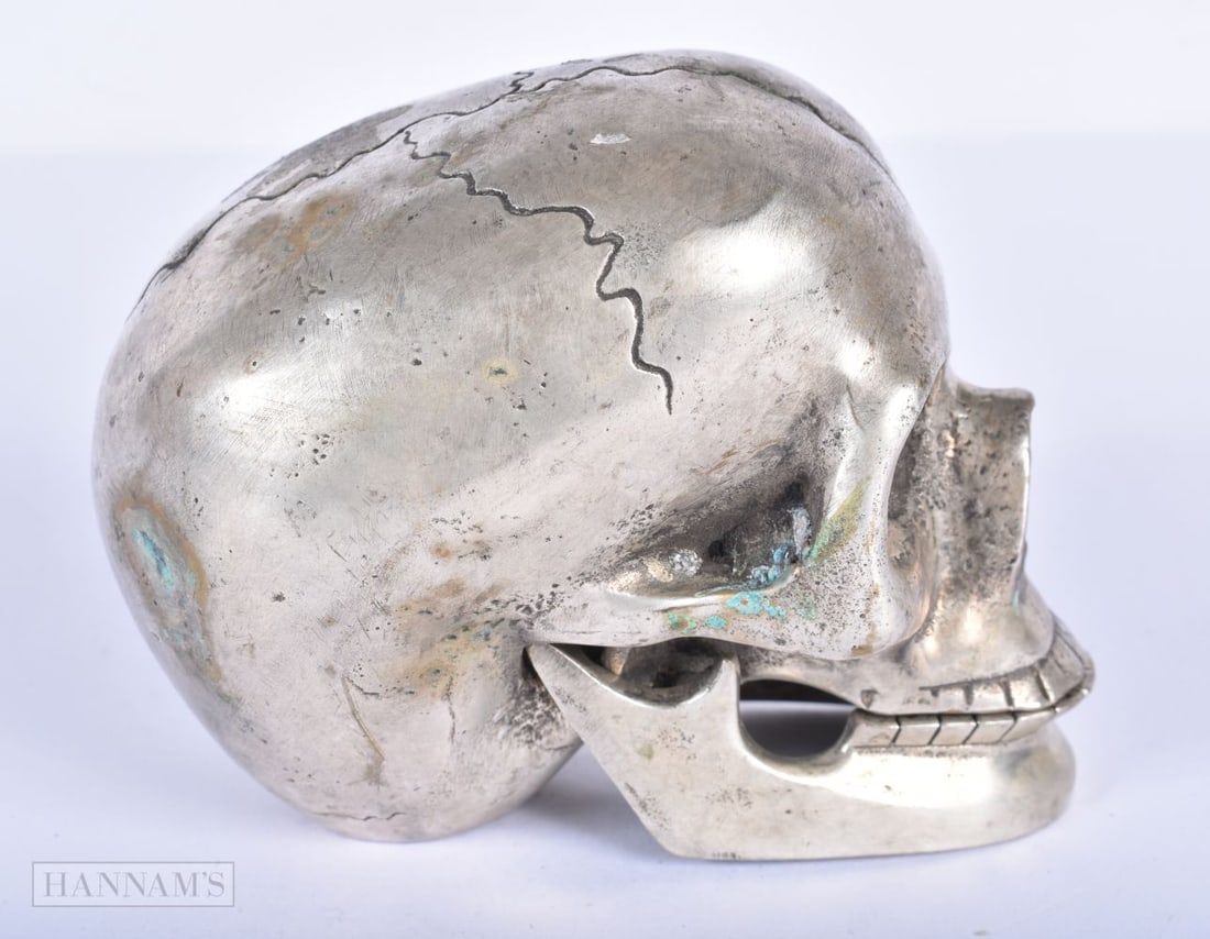 A metal skull with articulated jaw 9 x 12 x 8cm: A metal skull with articulated jaw 9 x 12 x 8cm