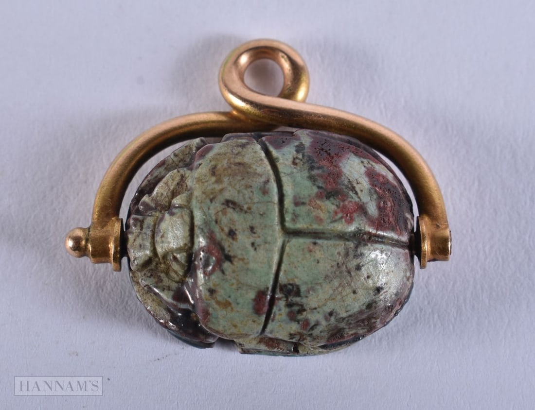 AN EGYPTIAN HIGH CARAT GOLD MOUNTED SCARAB BEETLE SEAL. 4.4 grams. 1.5 cm wide.: AN EGYPTIAN HIGH CARAT GOLD MOUNTED SCARAB BEETLE SEAL. 4.4 grams. 1.5 cm wide.