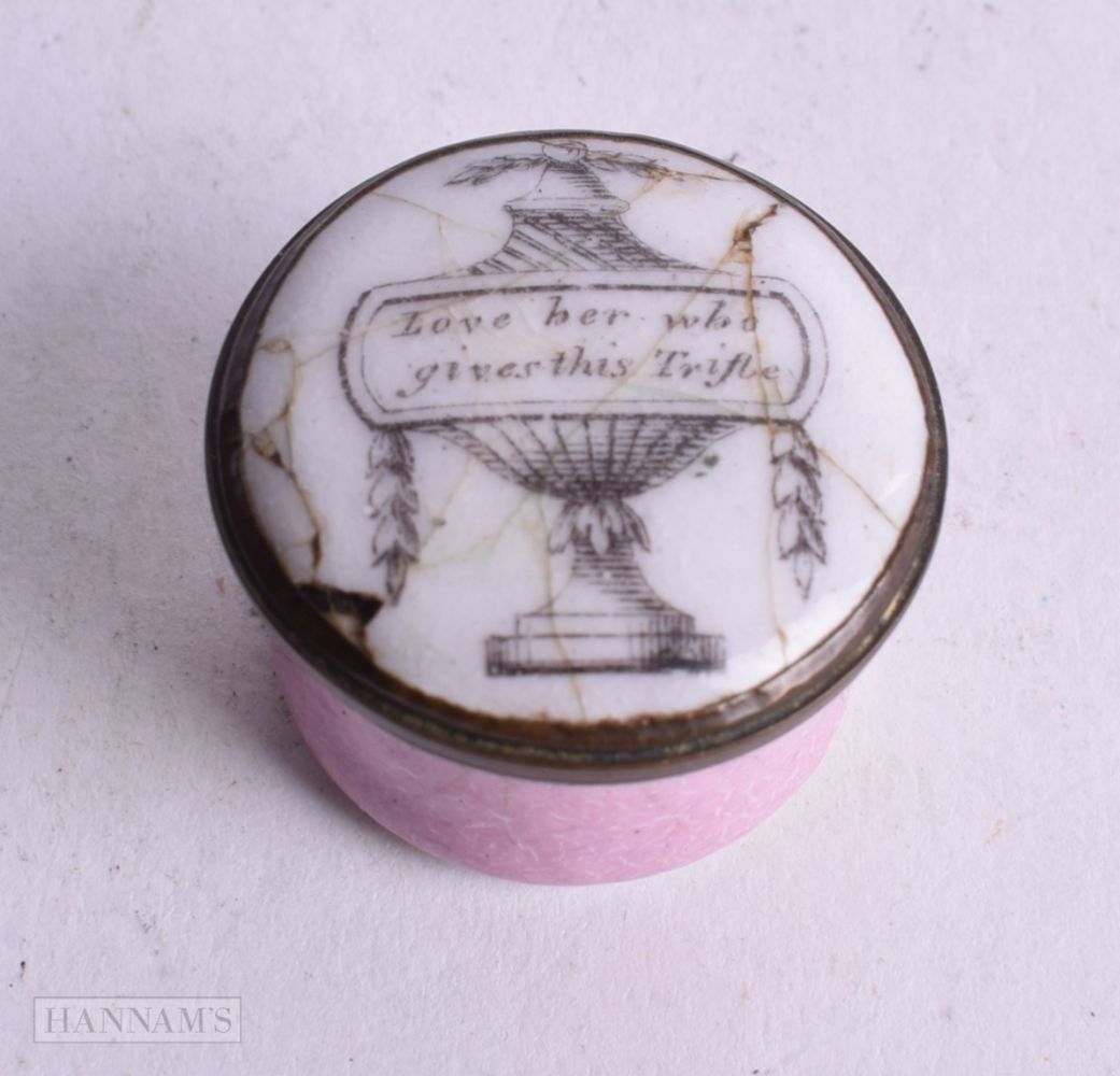 AN 18TH CENTURY ENGLISH ENAMEL PILL BOX. 6 grams. 2.25 cm x 1.5 cm.: AN 18TH CENTURY ENGLISH ENAMEL PILL BOX. 6 grams. 2.25 cm x 1.5 cm.