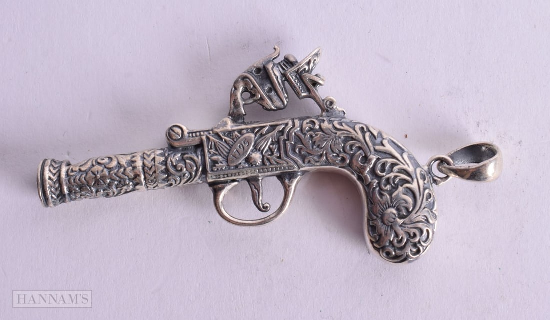 A SILVER PISTOL BROOCH. Stamped Sterling. 6cm x 3.7cm, weight 21.3g: A SILVER PISTOL BROOCH. Stamped Sterling. 6cm x 3.7cm, weight 21.3g