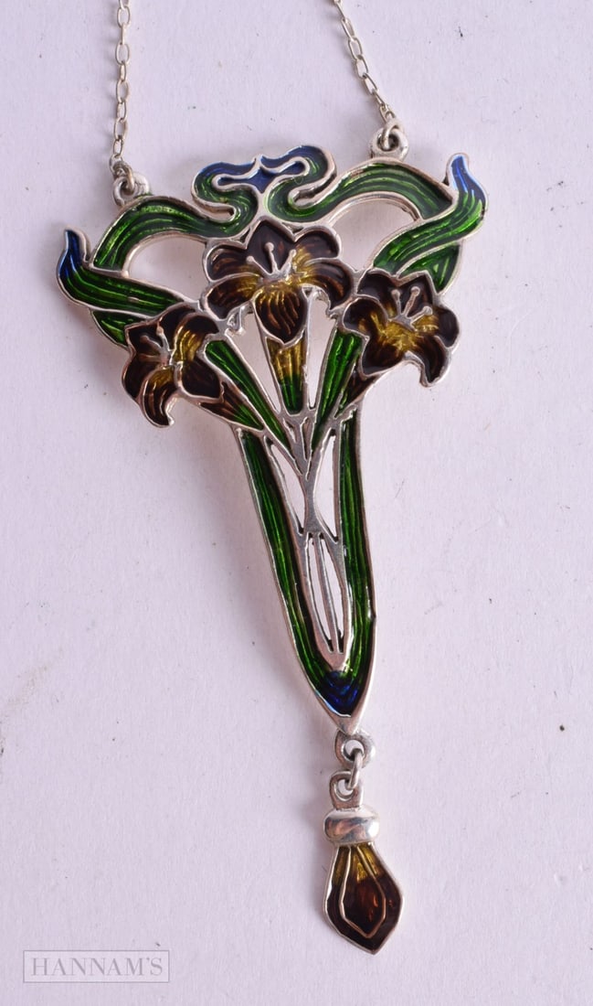 A SILVER AND ENAMEL FLORAL PENDANT NECKLACE. Stamped Sterling, Pendant 7.5cm x 4.1cm, Chain 46cm lo: A SILVER AND ENAMEL FLORAL PENDANT NECKLACE. Stamped Sterling, Pendant 7.5cm x 4.1cm, Chain 46cm long, weight 14.8g
