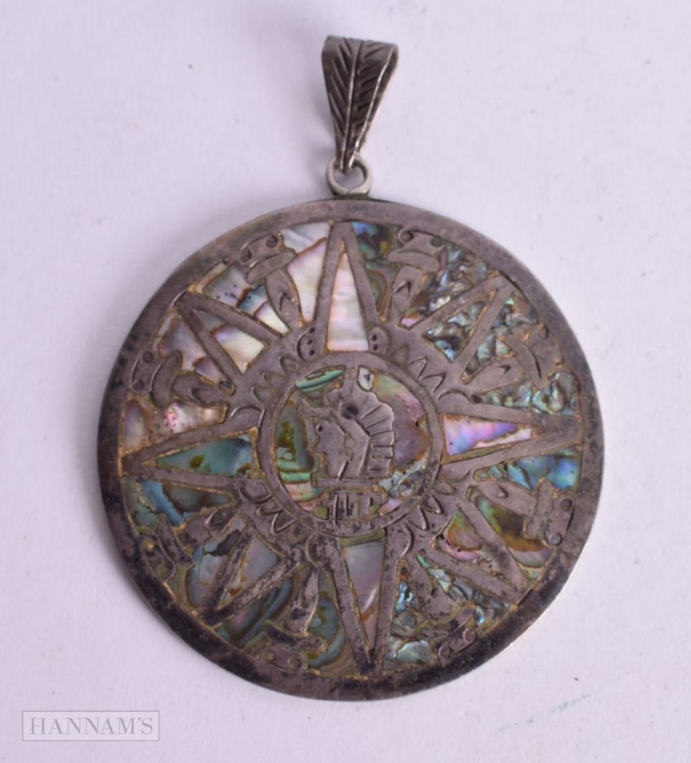A MEXICAN SILVER AND MOTHER OF PEARL PENDANT. Stamped Mexico 925. 6.6cm diameter, weight 29.9g: A MEXICAN SILVER AND MOTHER OF PEARL PENDANT. Stamped Mexico 925. 6.6cm diameter, weight 29.9g