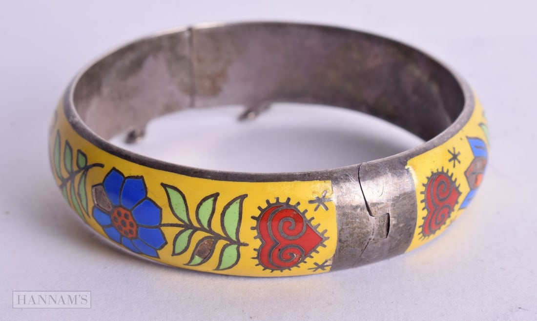 A SILVER AND ENAMEL BANGLE. Stamped Sterling, 6.1cm Internal diameter, weight 35.2g: A SILVER AND ENAMEL BANGLE. Stamped Sterling, 6.1cm Internal diameter, weight 35.2g