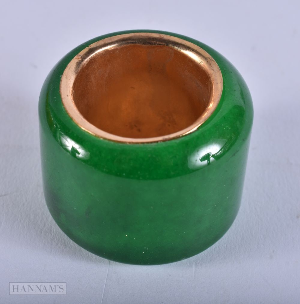 A LINED JADE ARCHERS RING. Ring size Y, 41g: A LINED JADE ARCHERS RING. Ring size Y, 41g