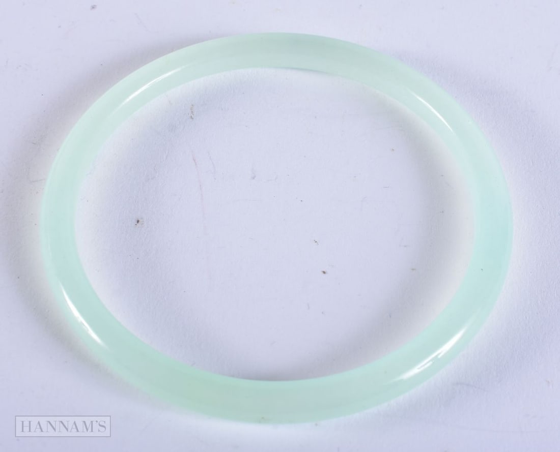 AN ICY JADE BANGLE. 6.7 cm internal diameter, 20.5g.: AN ICY JADE BANGLE. 6.7 cm internal diameter, 20.5g.
