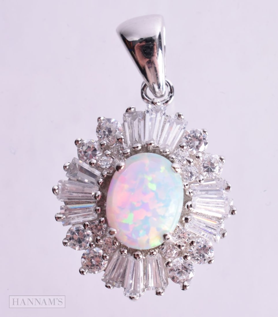 COSTUME JEWELLERY - SILVER PENDANT. Stamped 925, 2.8cm x 1.7cm, weight 5.7g: COSTUME JEWELLERY - SILVER PENDANT. Stamped 925, 2.8cm x 1.7cm, weight 5.7g