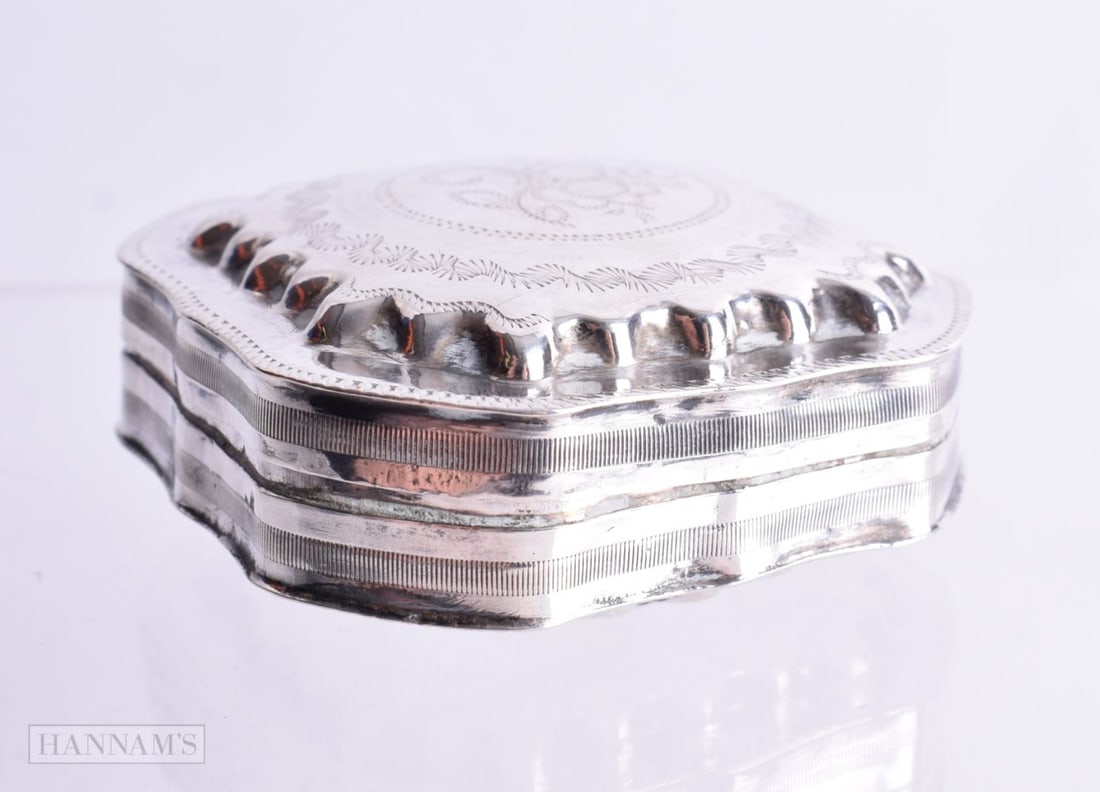 A CONTINENTAL SILVER PILL BOX WITH ENGRAVED DECORATION.  Dutch Sterling Marks. 2.3cm x 5.1cm x 5.1cm (1 of 4)