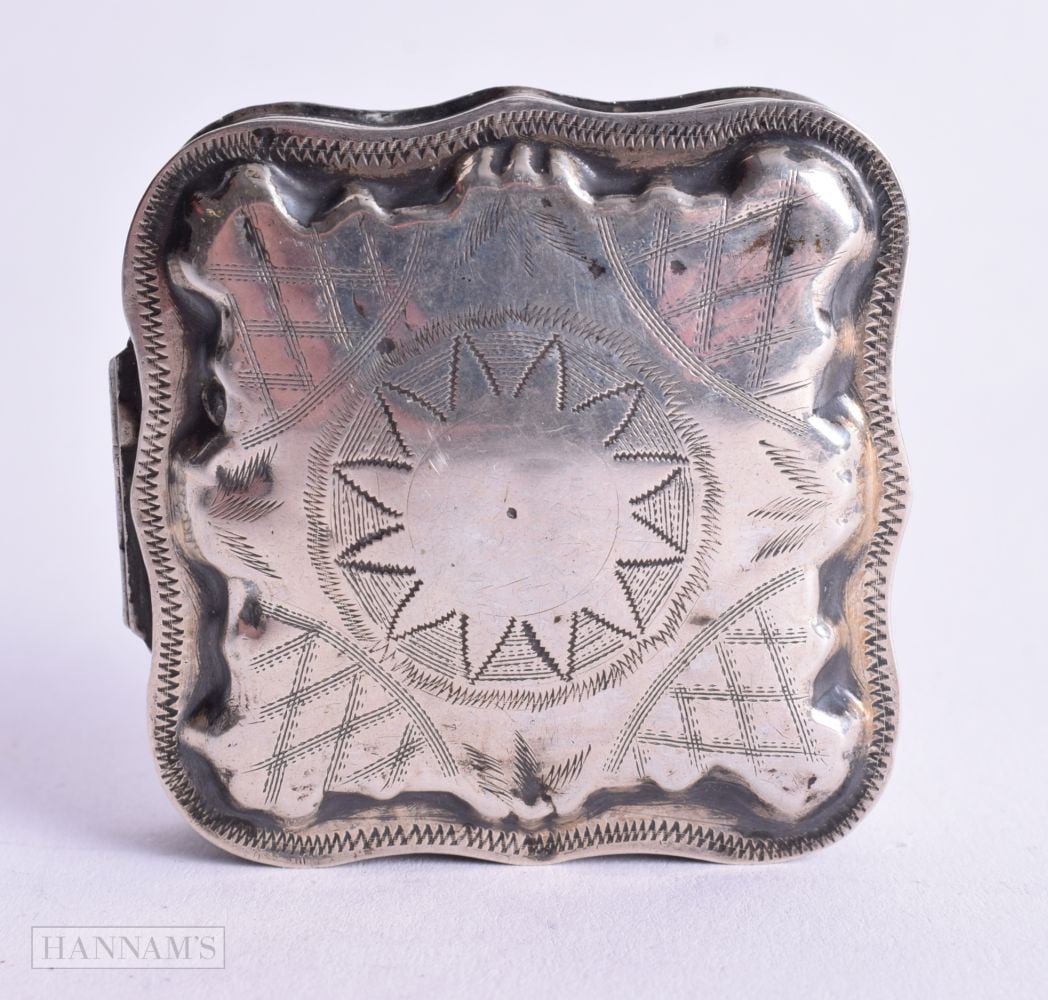 A CONTINENTAL SILVER PILL BOX WITH ENGRAVED DECORATION. Sterling Marks. 1.9cm x 4.9cm x 4.9cm, weig: A CONTINENTAL SILVER PILL BOX WITH ENGRAVED DECORATION. Sterling Marks. 1.9cm x 4.9cm x 4.9cm, weight 22.5g