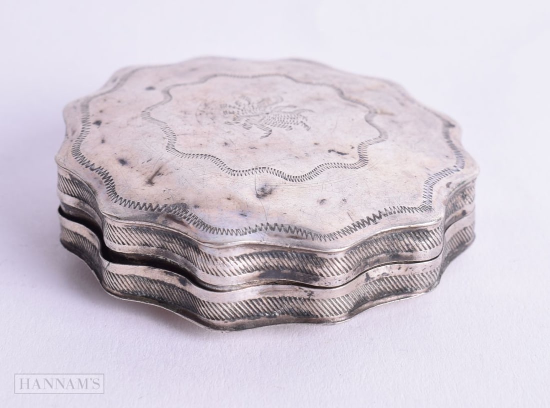A CONTINENTAL SILVER PILL BOX WITH ENGRAVED DECORATION. Dutch Marks. 1.6cm x 5.5cm, weight 21g: A CONTINENTAL SILVER PILL BOX WITH ENGRAVED DECORATION. Dutch Marks. 1.6cm x 5.5cm, weight 21g