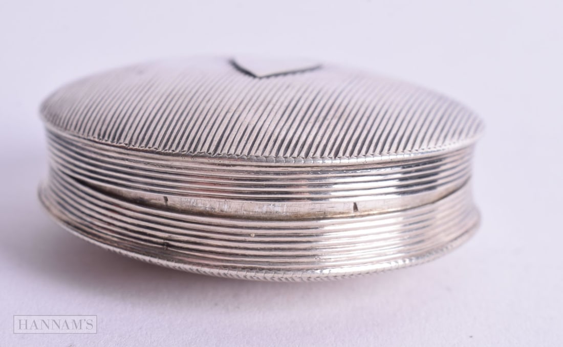 A CONTINENTAL SILVER PILL BOX WITH ENGRAVED DECORATION. Dutch Marks. 2.1cm x 4.9cm, weight 20.4g: A CONTINENTAL SILVER PILL BOX WITH ENGRAVED DECORATION. Dutch Marks. 2.1cm x 4.9cm, weight 20.4g