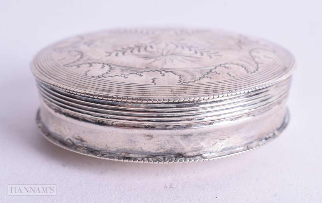 A CONTINENTAL SILVER PILL BOX WITH ENGRAVED DECORATION. Dutch Marks. 1.9cm x 5.1cm, weight 19.6g: A CONTINENTAL SILVER PILL BOX WITH ENGRAVED DECORATION. Dutch Marks. 1.9cm x 5.1cm, weight 19.6g