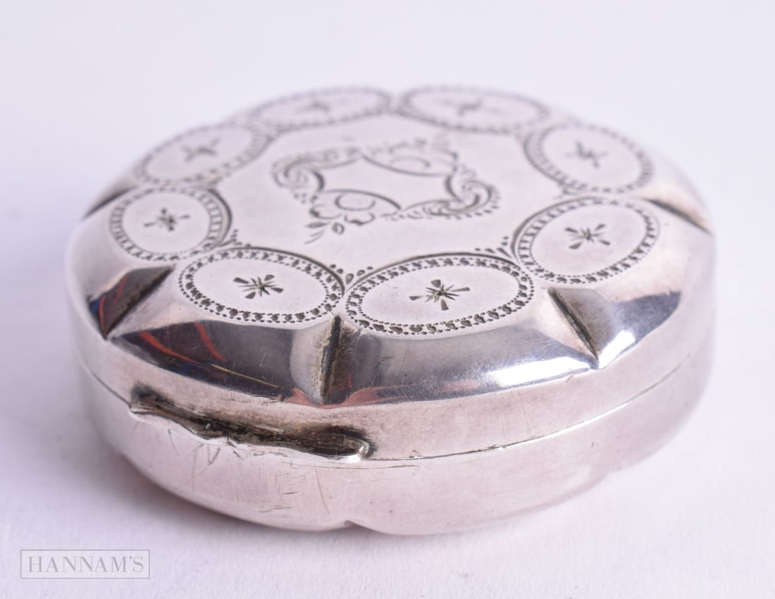 A CONTINENTAL SILVER PILL BOX WITH ENGRAVED DECORATION. Dutch Marks 1872. 1.9cm x 5.1cm, weight 26.: A CONTINENTAL SILVER PILL BOX WITH ENGRAVED DECORATION. Dutch Marks 1872. 1.9cm x 5.1cm, weight 26.7g
