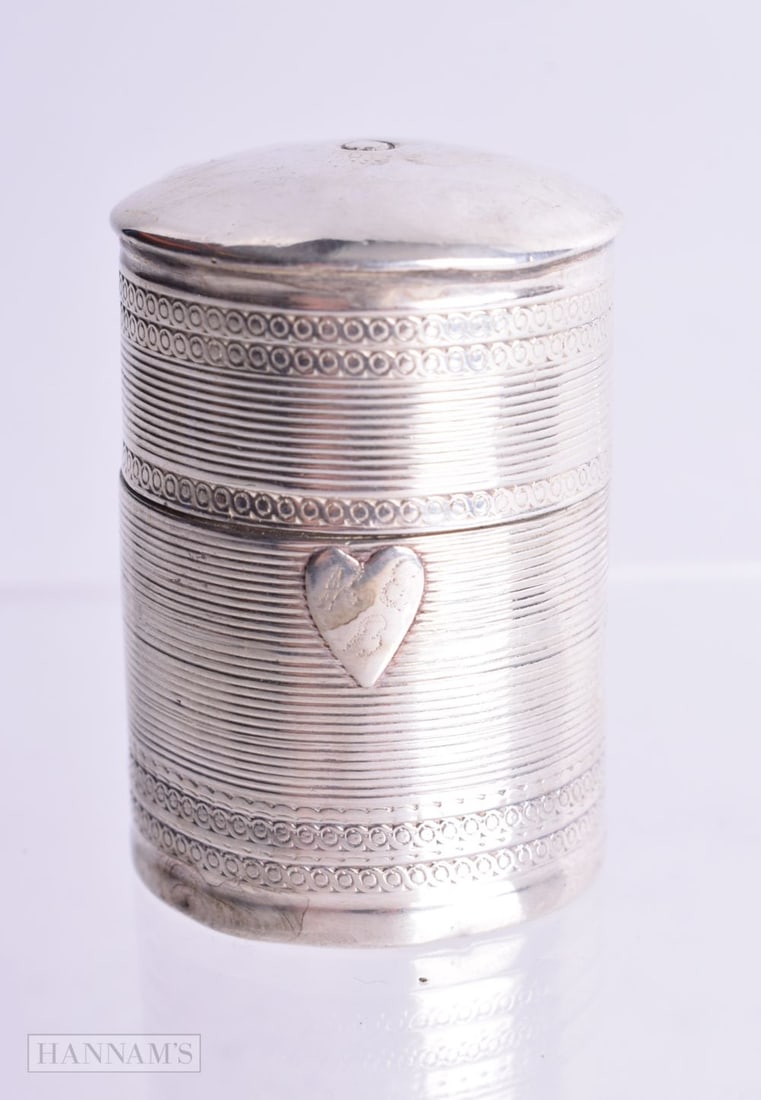 A CONTINENTAL SILVER PILL BOX. Dutch Marks, 4.1cm x 2.8cm, weight 16.1g: A CONTINENTAL SILVER PILL BOX. Dutch Marks, 4.1cm x 2.8cm, weight 16.1g