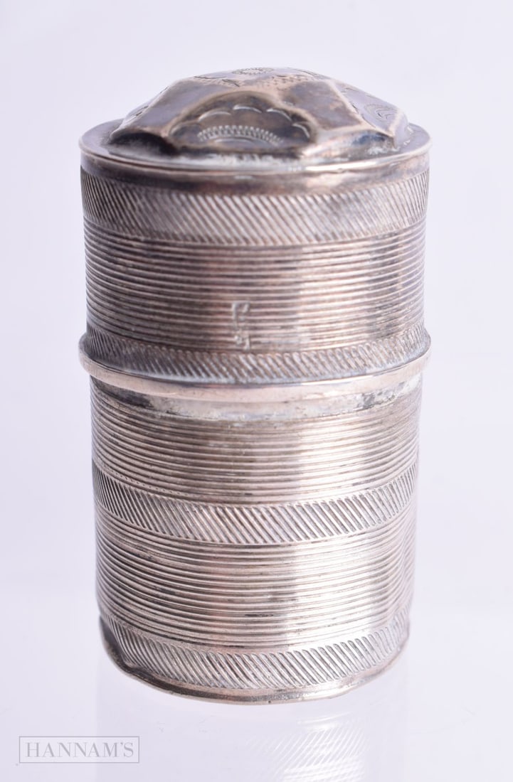 A CONTINENTAL SILVER PILL BOX. Dutch Marks, 4.8cm x 3cm, weight 17.9g: A CONTINENTAL SILVER PILL BOX. Dutch Marks, 4.8cm x 3cm, weight 17.9g