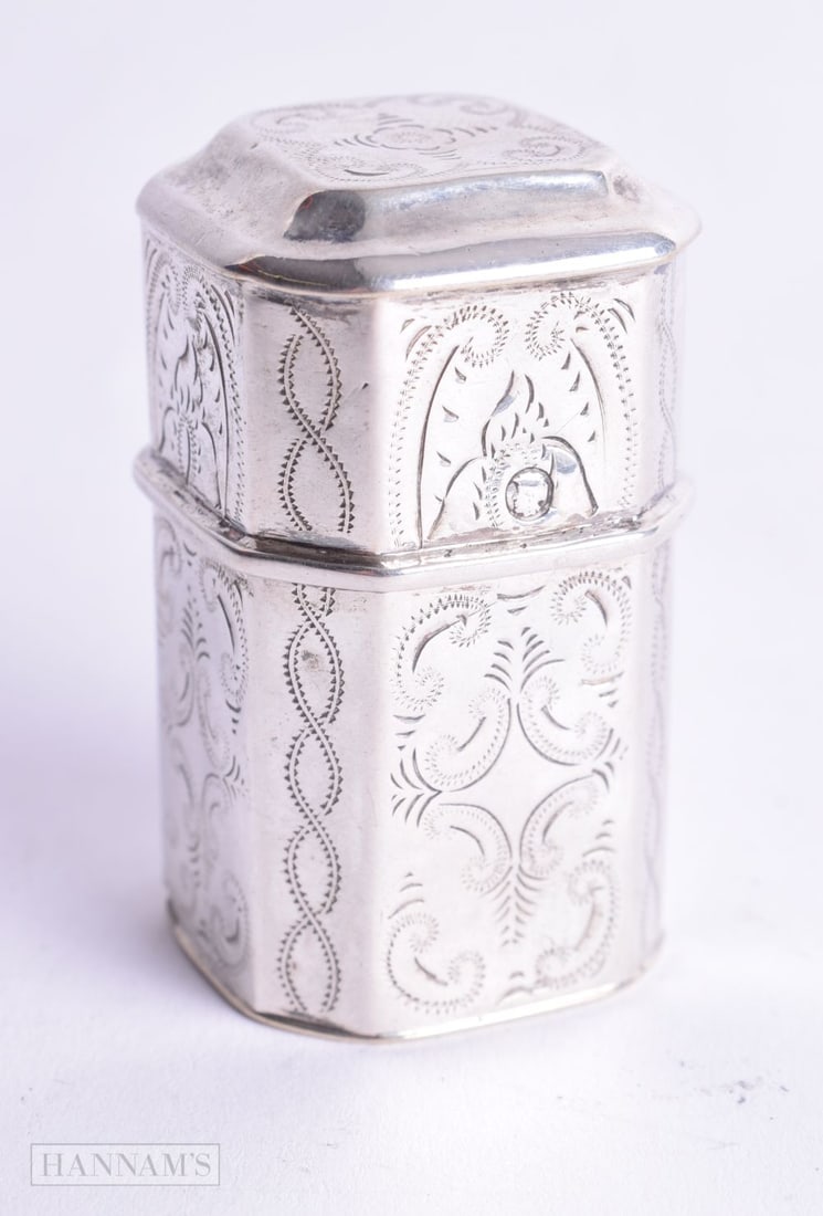 A CONTINENTAL SILVER PILL BOX. Dutch Marks, 5cm x 3cm, weight 21.3g: A CONTINENTAL SILVER PILL BOX. Dutch Marks, 5cm x 3cm, weight 21.3g