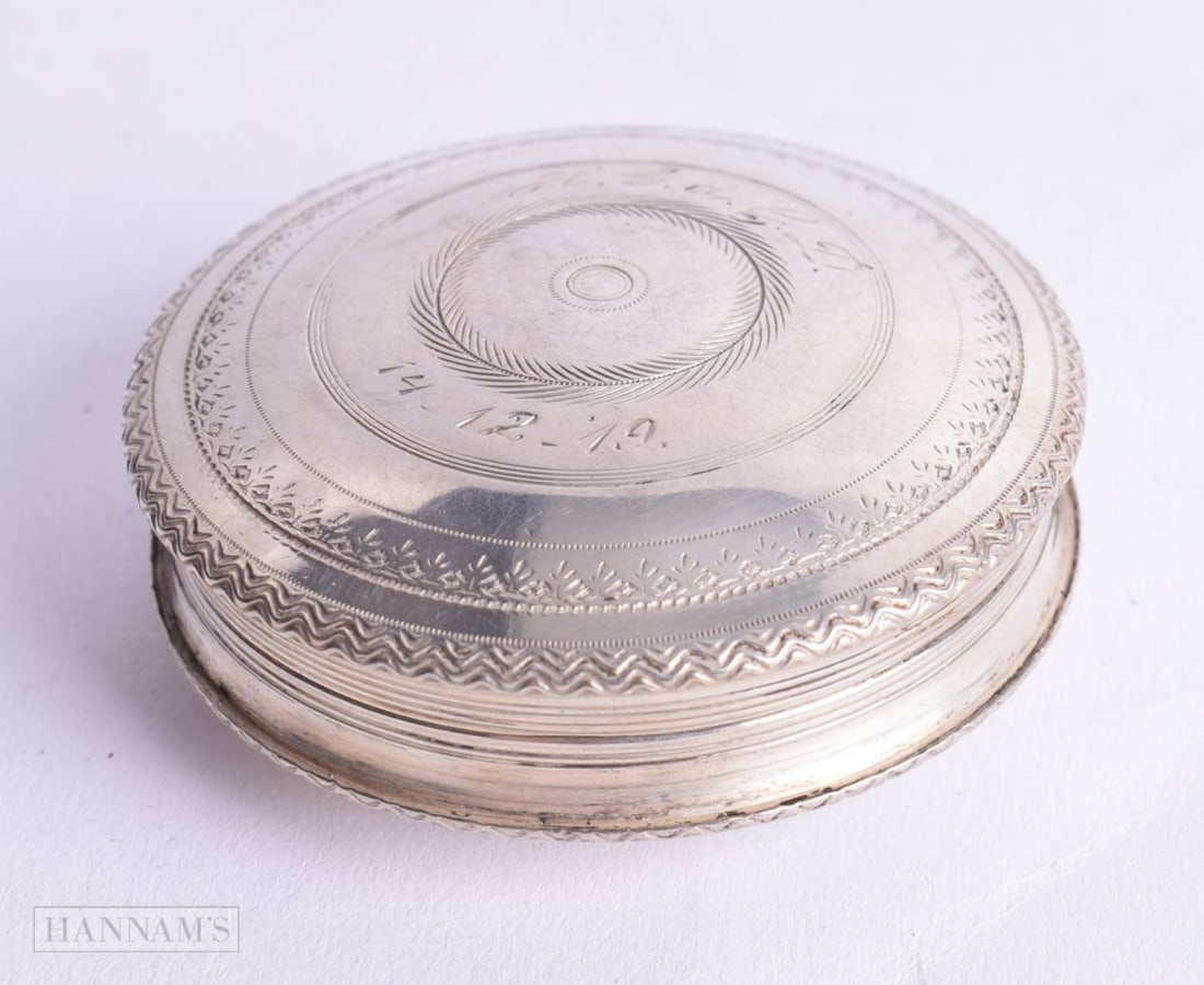 A CONTINENTAL SILVER PILL BOX. Dutch Marks, 4.6cm x 2cm, weight 25.7g: A CONTINENTAL SILVER PILL BOX. Dutch Marks, 4.6cm x 2cm, weight 25.7g