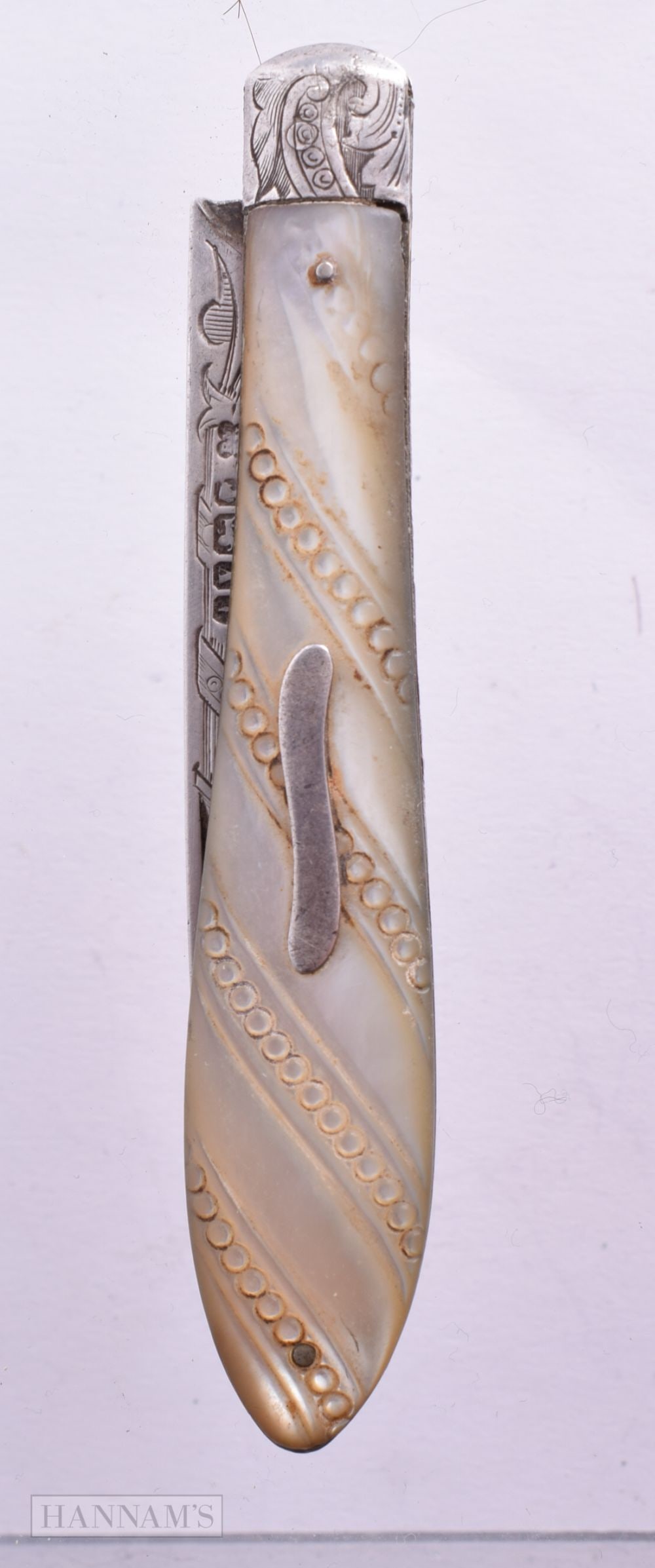 A VICTORIAN SILVER BLADED FRUIT KNIFE WITH MOTHER OF PEARL HANDLE. Hallmarked. Knife 15.5cm extend: A VICTORIAN SILVER BLADED FRUIT KNIFE WITH MOTHER OF PEARL HANDLE. Hallmarked. Knife 15.5cm extended, weight 28.4g WE ARE UNABLE TO OFFER IN-HOUSE SHIPPING ON THIS LOT