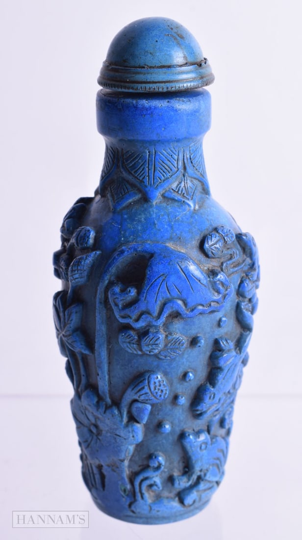 A CARVED SNUFF BOTTLE. 10.5cm x 4.5cm, weight 156.3g: A CARVED SNUFF BOTTLE. 10.5cm x 4.5cm, weight 156.3g