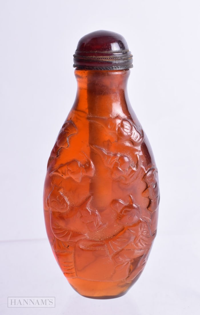 A CARVED SNUFF BOTTLE. 8.3cm X 3.6cm X 2.2cm, weight 42.7g: A CARVED SNUFF BOTTLE. 8.3cm X 3.6cm X 2.2cm, weight 42.7g